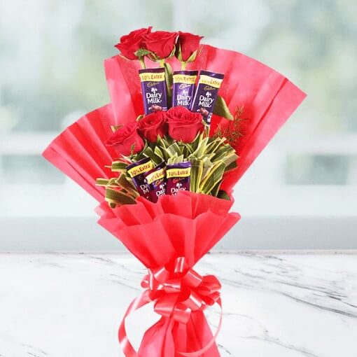 chocolate-attached-with-rose-in-a-bouquet