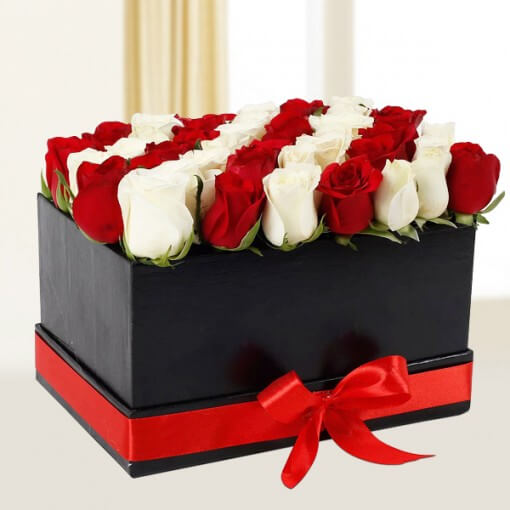 white-n-red-floral-arrangement-cake-plaza